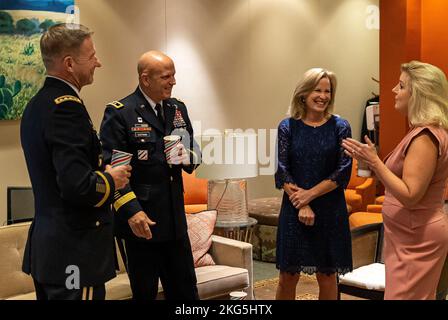 Le LTG Ross Coffman, commandant adjoint du Commandement de l'avenir de l'Armée de terre, est promu et présenté sa troisième étoile par le général James C. McConville, chef d'état-major de l'Armée des États-Unis, mardi, 4 octobre, 2022 à Austin, Texas (photo de l'armée américaine par Patrick Hunter) Banque D'Images