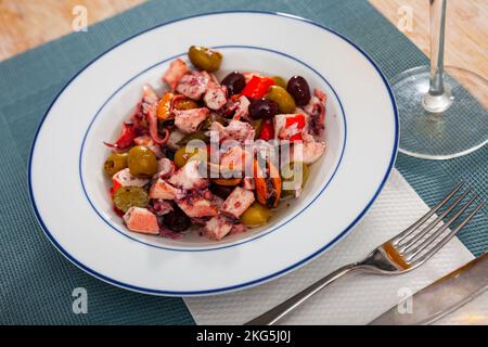 Délicieuse salade de fruits de mer variés avec légumes hachés (Salpicon de mariscos) typique de la cuisine espagnole Banque D'Images