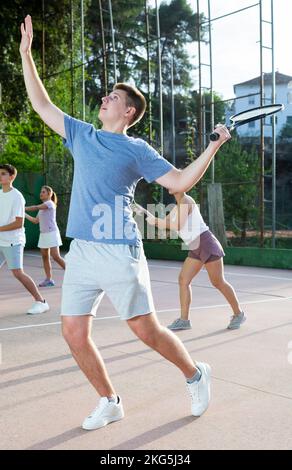 Homme actif avec raquette jouant frontenis jeu sur le terrain extérieur Banque D'Images