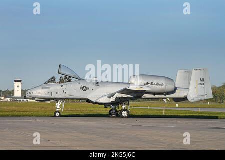 Le major Jason Holm, pilote A-10 Thunderbolt II du 107th Fighter Squadron, taxi vers la piste pendant les opérations d'entraînement de routine à la base de la Garde nationale Selfridge Air, Michigan, le 5 octobre 2022. Les pilotes de l'escadre 127th effectuent des opérations de vol régulières pour la garde nationale de l'air du Michigan, en offrant une formation sur le terrain et en s'assurant que le temps de vol est effectué de façon uniforme selon les normes requises. Banque D'Images