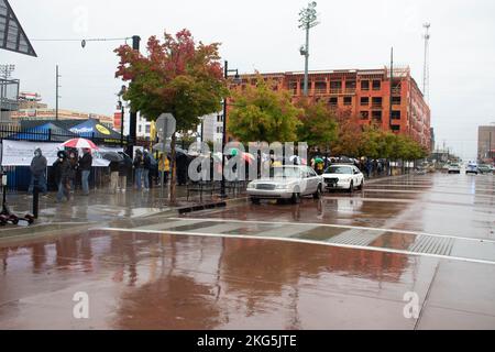 10 28-2020 Tulsa USA - Tulsans attendant dans la pluie au champ OneOK pour voter à l'élection présidentielle - taux de participation record Banque D'Images