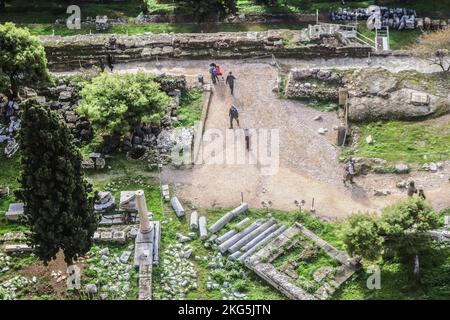 2018 01 03 Athènes Grèce - regarder vers le bas sur les touristes près de l'Acropole marchant autour des ruines inférieures avec des morceaux de piliers et des murs partout Banque D'Images