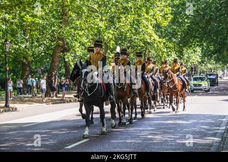 2019 07 24 Londres UK la Reine de la vie garde - chevaux d'équitation - hommes du régiment de Cavalerie de la maison monté en descendant la route près de St James Park avec p Banque D'Images