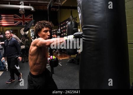 Los Angeles, Californie, États-Unis. 21st novembre 2022. Amado Vargas travaille à l'entraînement de médias Zepeda vs Prograis. Amado se battera sur la carte de l'événement. (Image de crédit : © Adam DelGiudice/ZUMA Press Wire) Banque D'Images