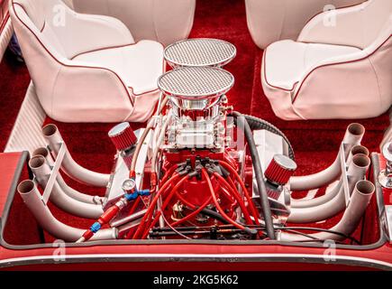 Ouvrez le moteur de bateau à vitesse en fibre de verre rouge rétro fort avec bougies et tuyaux derrière les sièges - spectacle nautique Banque D'Images