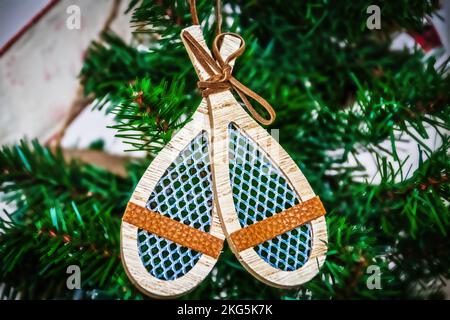 Neige chaussure arbre de Noël ornement suspendu avec thong en cuir à arbre décoratif artificiel flou avec de la place pour la copie Banque D'Images