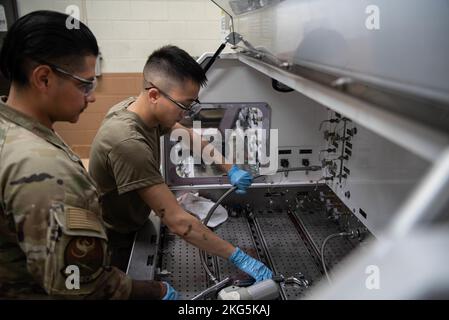 Airman Kyan Punotai, spécialiste en hydraulique de l'escadron de maintenance des composants 18th, prépare un banc d'essai hydraulique avant de tester un composant de filtration hydraulique à la base aérienne de Kadena, au Japon, le 5 octobre 2022. Les tests de routine des composants garantissent que les avions KAB sont prêts à supporter un Indo-Pacific libre et ouvert. Banque D'Images