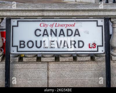 Scène de rue dans la ville portuaire de Liverpool, au boulevard Canada, près de l'édifice du port de Liverpool qui mène à Canada Wharf et Pier Head Banque D'Images