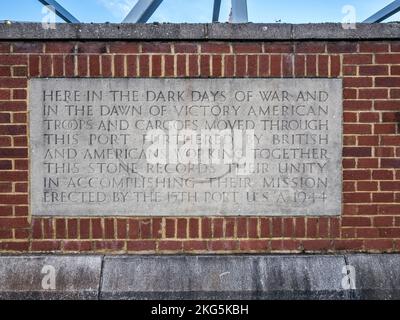 Scène de rue à Pier Head avec la plaque commémorative aux militaires américains qui ont traversé la ville portuaire de Liverpool pendant la Seconde Guerre mondiale Banque D'Images