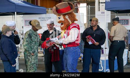 221005-N-VX158-1061 SAN FRANCISCO (OCT 5, 2022) Sourdough Sam, centre, mascotte pour le San Francisco 49ers, signe des autographes pour les membres du service à l'embarcadère 35 pour soutenir la semaine de la flotte de San Francisco (SFFW). SFFW est une occasion pour le public américain de rencontrer leurs équipes de la Marine, du corps des Marines et de la Garde côtière et de faire l’expérience des services maritimes de l’Amérique. Pendant la semaine de la flotte, les membres du service participent à divers événements de service communautaire, présentent les capacités et l'équipement à la communauté et apprécient l'hospitalité de la ville et de ses environs. Banque D'Images