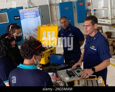 La station aérienne de la Garde côtière Borinquen et le bureau de recrutement de la Garde côtière Aguadilla, ont célébré une journée de carrière pour plus de 230 élèves du secondaire de quatre écoles séparées à Aguadilla, Porto Rico le 5 octobre 2022. Les étudiants ont assisté à une démonstration de recherche et de sauvetage en direct d'une équipe d'hélicoptères MH-60T Jayhawk et d'un nageur de sauvetage, et ils ont interagi avec d'autres unités et le personnel de la Garde côtière pour en apprendre davantage sur les diverses missions et carrières au sein de la Garde côtière des États-Unis. (É.-U. Photo de la Garde côtière) Banque D'Images