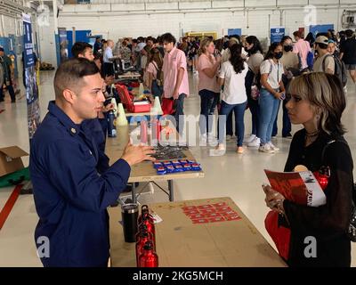 La station aérienne de la Garde côtière Borinquen et le bureau de recrutement de la Garde côtière Aguadilla, ont célébré une journée de carrière pour plus de 230 élèves du secondaire de quatre écoles séparées à Aguadilla, Porto Rico le 5 octobre 2022. Les étudiants ont assisté à une démonstration de recherche et de sauvetage en direct d'une équipe d'hélicoptères MH-60T Jayhawk et d'un nageur de sauvetage, et ils ont interagi avec d'autres unités et le personnel de la Garde côtière pour en apprendre davantage sur les diverses missions et carrières au sein de la Garde côtière des États-Unis. (É.-U. Photo de la Garde côtière) Banque D'Images