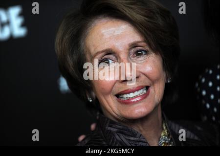 Manhattan, États-Unis d'Amérique. 31st décembre 2008. NEW YORK, NY - 21 MARS : Nancy Pelosi participe à la première à New York du documentaire sur HBO Fall to Grace à la salle de projection Time Warner Center sur 21 mars 2013 à New York. Personnes: Nancy Pelosi crédit: Storms Media Group/Alay Live News Banque D'Images