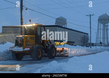 Un membre des 5th ingénieurs civils travaille pour déneiger les routes après un blizzard à la base aérienne de Minot, Dakota du Nord, 14 avril 2022. Le Blizzard a frappé Minot avec 4 pieds de neige qui est resté sur le sol pendant plus d'une semaine.(É.-U. Photo de la Force aérienne par Airman 1st classe Alexander Nottingham) Banque D'Images