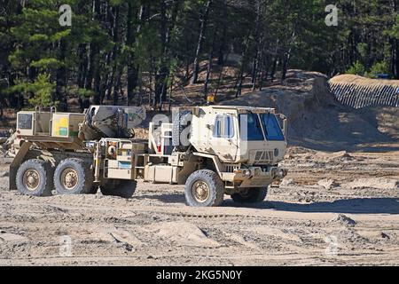 Les soldats du RTS-M de la Garde nationale du New Jersey. Le site régional de formation - entretien (RTS-M) se trouve sur le complexe de la gamme de fort dix au site de formation des ingénieurs n° 2. Il effectue la formation de récupération et le déplacement de véhicules lourds. (Photos prises par le centre de soutien à l'entraînement de fort dix / Daniel Amburg) Banque D'Images