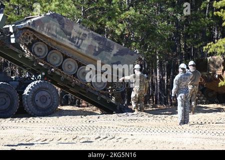 Les soldats du RTS-M de la Garde nationale du New Jersey. Le site régional de formation - entretien (RTS-M) se trouve sur le complexe de la gamme de fort dix au site de formation des ingénieurs n° 2. Il effectue la formation de récupération et le déplacement de véhicules lourds. (Photos prises par le centre de soutien à l'entraînement de fort dix / Daniel Amburg) Banque D'Images