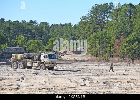 Les soldats du RTS-M de la Garde nationale du New Jersey. Le site régional de formation - entretien (RTS-M) se trouve sur le complexe de la gamme de fort dix au site de formation des ingénieurs n° 2. Il effectue la formation de récupération et le déplacement de véhicules lourds. (Photos prises par le centre de soutien à l'entraînement de fort dix / Daniel Amburg) Banque D'Images