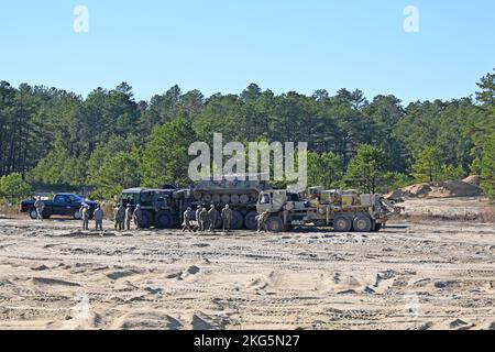 Les soldats du RTS-M de la Garde nationale du New Jersey. Le site régional de formation - entretien (RTS-M) se trouve sur le complexe de la gamme de fort dix au site de formation des ingénieurs n° 2. Il effectue la formation de récupération et le déplacement de véhicules lourds. (Photos prises par le centre de soutien à l'entraînement de fort dix / Daniel Amburg) Banque D'Images