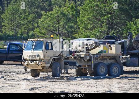 Les soldats du RTS-M de la Garde nationale du New Jersey. Le site régional de formation - entretien (RTS-M) se trouve sur le complexe de la gamme de fort dix au site de formation des ingénieurs n° 2. Il effectue la formation de récupération et le déplacement de véhicules lourds. (Photos prises par le centre de soutien à l'entraînement de fort dix / Daniel Amburg) Banque D'Images