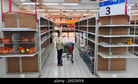 SHANGHAI, CHINE - 22 NOVEMBRE 2022 - les gens font leurs courses dans le plus grand magasin Wal-Mart de Shanghai, en Chine, au 19 novembre 2022. Les magasins Wal-Mart ferment sur N Banque D'Images