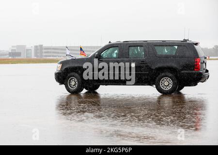 Un SUV, qui fait partie du cortège du vice-président Kamala Harris, traverse le tarmac à la base de la Garde nationale aérienne de Bradley, East Granby, Connecticut, le 5 octobre 2022. Le vice-président Kamala Harris s'est rendu au Connecticut pour prendre la parole lors d'un événement organisé à l'Université d'État du Connecticut central. Banque D'Images