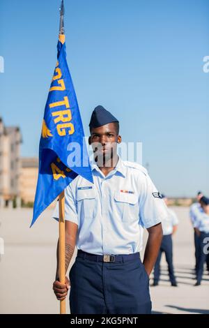 Plus de 600 aviateurs affectés à l'escadron d'entraînement 433rd ont obtenu leur diplôme de l'entraînement militaire de base à la base interarmées de San Antonio-Lackland, Texas, du 5 au 6 octobre 2022. Le général Mike Minihan, commandant du Commandement de la mobilité aérienne, passe en revue la cérémonie. Banque D'Images