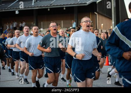 Plus de 600 aviateurs affectés à l'escadron d'entraînement 433rd ont obtenu leur diplôme de l'entraînement militaire de base à la base interarmées de San Antonio-Lackland, Texas, du 5 au 6 octobre 2022. Le général Mike Minihan, commandant du Commandement de la mobilité aérienne, passe en revue la cérémonie. Banque D'Images