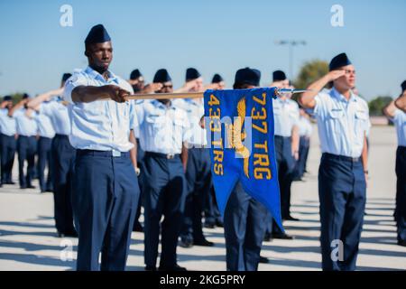 Plus de 600 aviateurs affectés à l'escadron d'entraînement 433rd ont obtenu leur diplôme de l'entraînement militaire de base à la base interarmées de San Antonio-Lackland, Texas, du 5 au 6 octobre 2022. Le général Mike Minihan, commandant du Commandement de la mobilité aérienne, passe en revue la cérémonie. Banque D'Images