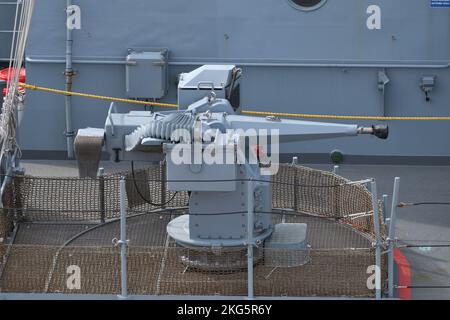 Tokyo, Japon - 07 novembre 2021 : artillerie légère navale Rheinmetall MLG27 sur le Bayern (F217). Banque D'Images