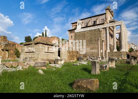 Ruines du Forum romain avec les restes de la Basilique Aemilia, Temple d'Antonin et Faustine, Rome, Italie. Banque D'Images