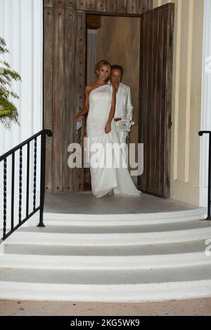 MIAMI BEACH, FLORIDE - 17 MAI : De véritables femmes de la maison Adriana de Moura de Miami ont marché dans l'allée avec le fiancé Frédéric Marq, le designer d'intérieur de l'église de Congregational de Coral Gables à Miami où environ 50 de la famille et amis les plus proches du bombardement brésilien l'ont regardée épouser le Français plus âgé, dont la valeur nette est de $15 millions. Lisa Hochstein, Alexia Echevarria et Marysol Patton, co-stars d'Adriana, l'escortèrent à l'église et servirent de demoiselles pour la somptueuse affaire sur 17 mai 2013 à Miami, Floride personnes: Marysol Patton Alexia Echevarria Adriana de Moura Lisa Hochstein Transmissi Banque D'Images