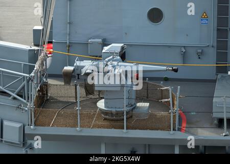 Tokyo, Japon - 07 novembre 2021 : artillerie légère navale Rheinmetall MLG27 sur le Bayern (F217). Banque D'Images