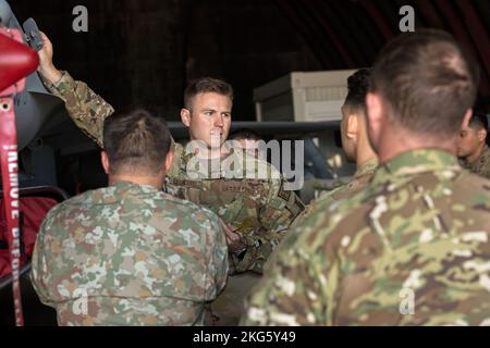 Sergent d'état-major de la Force aérienne des États-Unis Travis Leonard, chef d'équipage du service des incendies de l'escadron 52nd du génie civil, effectue une formation de familiarisation avec les aéronefs le 6 octobre 2022 sur la base aérienne de Spangdahlem, en Allemagne. Les pompiers de Lettonie et de Lituanie ont appris à extraire un pilote d'un faucon de combat F-16 et à éteindre divers incendies qui pourraient engloutir le jet. Banque D'Images