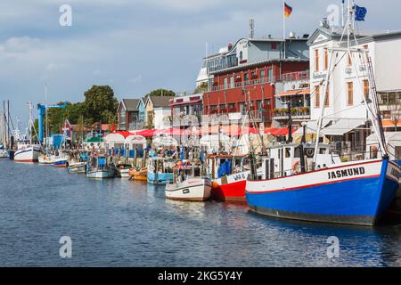 Bateaux de pêche amarrés dans le port de la station balnéaire de Warnemunde dans le district de Rostock, Allemagne. Banque D'Images