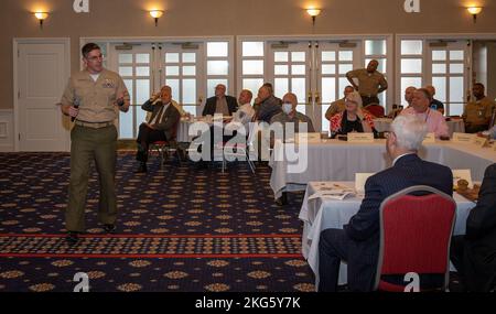 Le lieutenant-colonel Patrick Fahey, commandant de la Marine corps Air Facility Quantico, parle lors d'un exposé annuel à la communauté au Club of Quantico and Crossroads Event Centre sur la base des Marines corps Quantico, en Virginie, le 6 octobre 2022. L’événement annuel permet de s’assurer que les principaux partenaires communautaires sont bien informés de l’impact économique du MCBQ sur la collectivité. (Photo DU corps des Marines DES ÉTATS-UNIS par lance Cpl. Kayla Leclaire) Banque D'Images