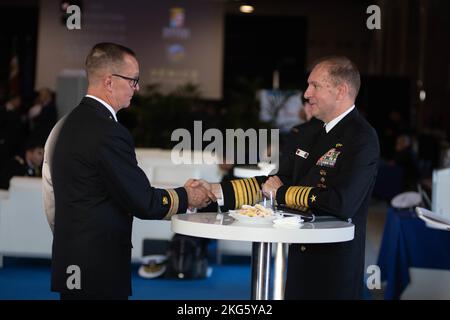 221006-N-DK722-2016 VENISE (OCT 6, 2022) ADM. Marine des États-Unis. Stuart B. Munsch, à droite, commandant des forces navales américaines Europe-Afrique et du Commandement des forces interarmées alliées de Naples, rencontre le commandant de la Marine finlandaise, sous-ministre adjoint. Jori Harju lors du Symposium transrégional sur les marins (TRSS) de 13th, organisé par la Marine italienne. Organisé tous les deux ans, le TRSS offre un forum aux dirigeants, organisations et organismes internationaux de la marine de plus de 50 pays pour discuter des derniers développements dans la lutte contre les défis maritimes. Banque D'Images