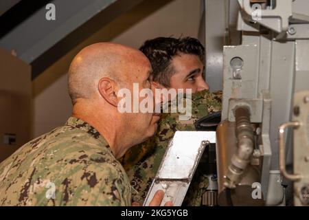 KINGS BAY, Géorgie (oct 6, 2022) Vice SMA. Jim Kilby, commandant de la Force opérationnelle 80 et commandant adjoint des Forces de la flotte américaine, est présenté à l'intérieur d'un entraîneur par Dominic Wolf, un technicien de missile de classe 1st, un instructeur à l'installation d'entraînement Trident située à la base sous-marine navale de Kings Bay, en Géorgie. Kilby a rencontré des dirigeants et des marins dans diverses installations lors de sa visite à la base. La base abrite tous les sous-marins de classe Ohio de la côte est. Banque D'Images