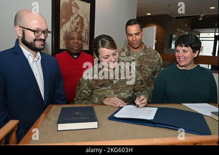 Le colonel Taona Enriquez, commandant de l'installation, signe une proclamation du mois national de sensibilisation à l'emploi pour les personnes handicapées à la base aérienne de Hanscom, Mass., 6 octobre, sous le nom de Christopher Amoroso, de gauche à droite, Membre du comité du NDEAM, James Clarke, gestionnaire du programme d'emploi affirmatif de Hanscom diversité, équité et inclusion, Sgt principal du commandement Hanscom. Alan Weary et Marianne Montler, gestionnaire du programme d'invalidité Hanscom DEIA, regardent. Le NDEAM a lieu chaque octobre pour reconnaître les contributions nombreuses et variées des personnes handicapées. Banque D'Images