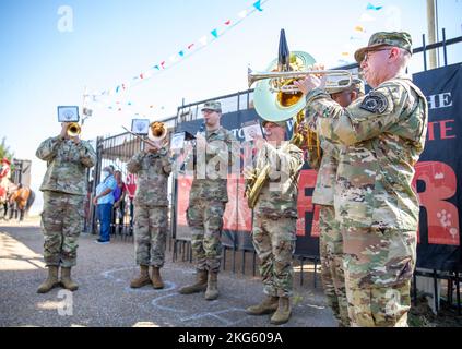La 41st Army Band, la garde nationale de l'armée du Mississippi, joue le Star Spanled Banner à la Mississippi State Fair Ribbon-Cutting à Jackson, Mississippi, le 6 octobre 2022. Banque D'Images