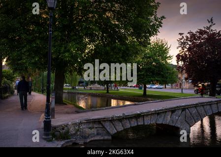 Passerelle piétonne au-dessus de la rivière Windrush à Bourton-on-the-Water dans les Cotswolds, Angleterre. Banque D'Images