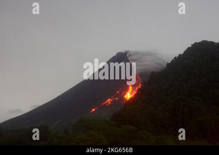 Yogyakarta. 21st novembre 2022. Cette photo prise le 21 novembre 2022 montre des matériaux volcaniques qui se déversent du Mont Merapi, vu du village de Turgo Purwobinangun dans le district de Sleman, Yogyakarta, Indonésie. Crédit: Priyo Utomo/Xinhua/Alay Live News Banque D'Images