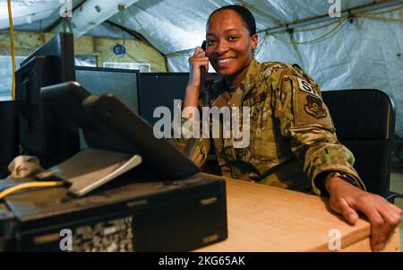 ÉTATS-UNIS Le Sgt. Deandrea Quarles, un répartiteur affecté à l'escadron 378th des forces de sécurité expéditionnaires, prend un appel à la base aérienne du Prince Sultan, Royaume d'Arabie saoudite, le 6 octobre 2022. Quarles est un aviateur de citoyens de la Réserve affecté à l'escadron 307th des forces de sécurité de la base aérienne de Barksdale, en Louisiane. Les membres en service actif et les réservistes de l’ESFS de 378th travaillent avec la Force opérationnelle du 1-182nd du Régiment d’infanterie, les gardes nationaux du Massachusetts, d’Americal, qui terminent le trifecta de la protection de la Force totale du CCSP. Banque D'Images