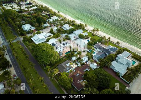 Vue aérienne des maisons résidentielles chères dans la petite ville de l'île Boca Grande sur l'île de Gasparilla dans le sud-ouest de la Floride. Les maisons de rêve américaines comme Banque D'Images