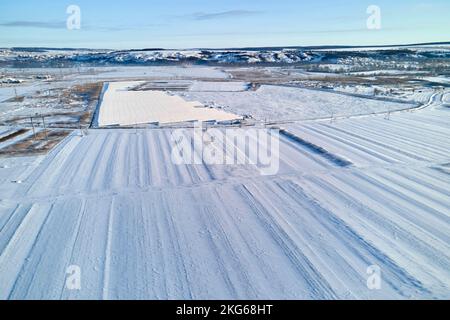 Vue aérienne des champs agricoles enneigés avec surface stérile en hiver Banque D'Images