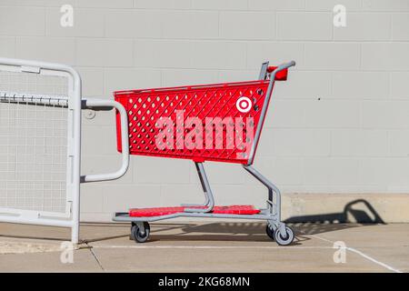 Muncy, États-Unis. 21st novembre 2022. Un chariot est vu à l'extérieur d'un magasin Target à Muncy, en Pennsylvanie, le lundi, à 21 novembre 2022. La saison de magasinage des fêtes de Noël aux États-Unis commence traditionnellement après Thanksgiving. (Photo de Paul Weaver/Sipa USA) crédit: SIPA USA/Alay Live News Banque D'Images