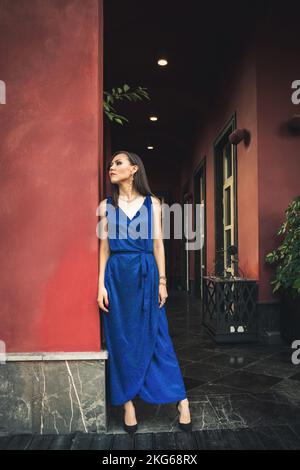 Portrait de mode d'une jeune belle femme réussie dans l'arche de sa villa de luxe Banque D'Images