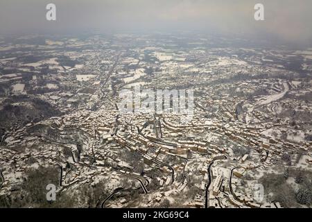 Paysage aérien d'hiver du centre historique dense de la ville de Thiers dans le département du Puy-de-Dôme, région Auvergne-Rhône-Alpes en France. Toits de vieux Banque D'Images