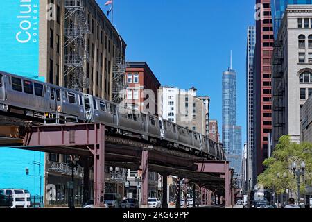 Chicago, États-Unis - août 2022 : métro surélevé dans la boucle sur Wabash Avenue, avec Trump Tower en arrière-plan Banque D'Images