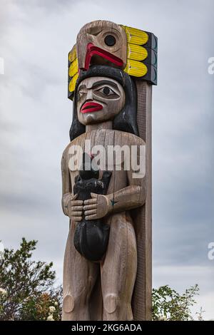 Détail d'un sondage Totem. Totem à White Rock, Vancouver, Canada. Totems colorés avec oiseaux sculptés, attraction touristique populaire. Personne Banque D'Images