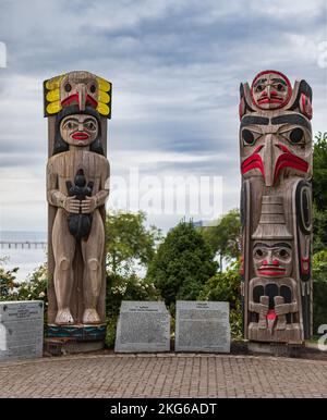 Détail d'un sondage Totem. Totem à White Rock, Vancouver, Canada. Totems colorés avec oiseaux sculptés, attraction touristique populaire. Personne Banque D'Images